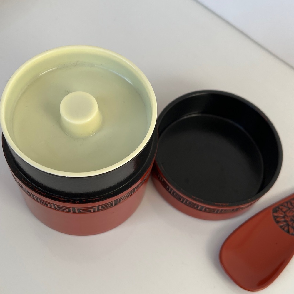 Vintage Chinese Cinnabar Lacquer Tea Caddy Jar with Spoon Red Carved Lid - Picture 4 of 15
